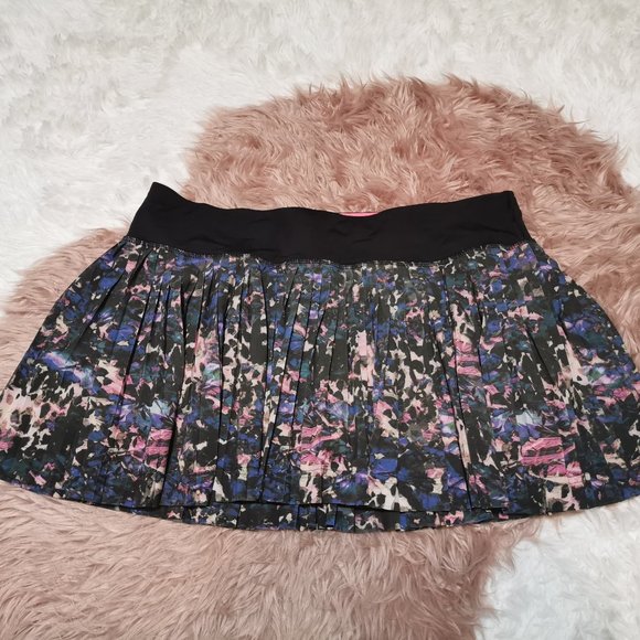 lululemon athletica Dresses & Skirts - Lululemon Pleat To Street Skirt II Floral Size 10